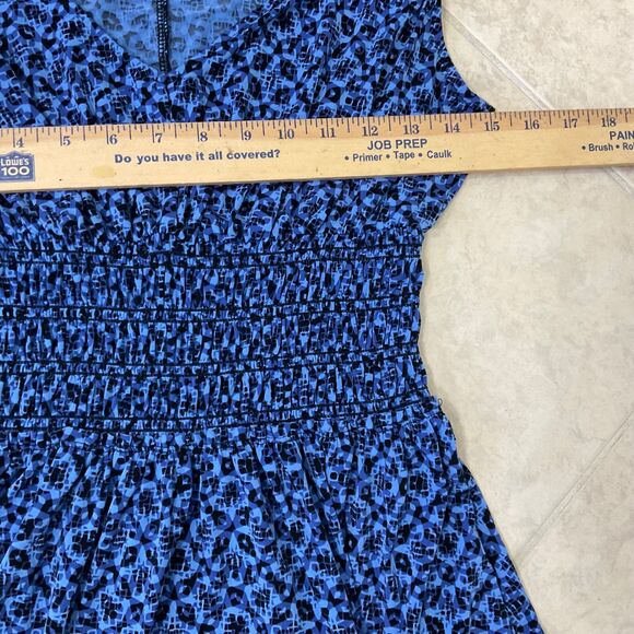Adrienne Vittadini smocked waist sleeveless Dress women’s M blue Geometic flora - Picture 9 of 9